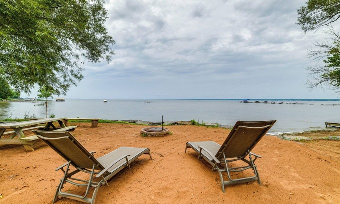 Durhamville House | House on Oneida Lake on Lewis Point in Canastota