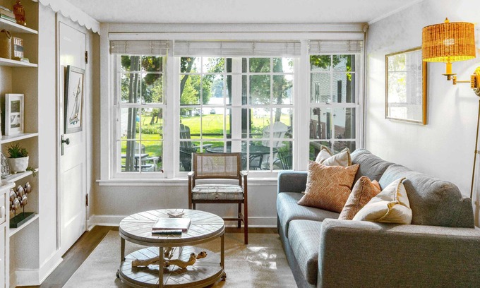 Williams Bay House | House on the Bay – Lakefront 2 BDR Sleeps 6, Walk to Dining & More