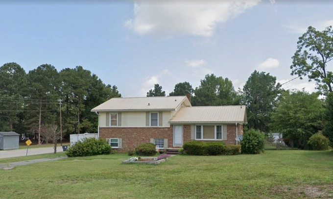 Zebulon House | House on the Hill , 5 beds, 2 baths, 2 living rooms, close to downtown Zebulon