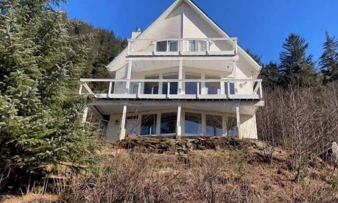 Juneau House | House on the Hill at Kelli Creek - Close to Downtown with King Beds and Stunning Views