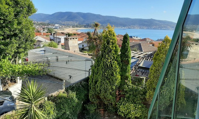 A Porqueira House | House with garden 200 meters from the beach of Panjon in the center of town, with beautiful views of the sea, recently renovated both internally and externally in June.
