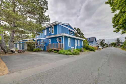 Seaside House | House with Hot Tub and Deck - Walk to Seaside Beach!