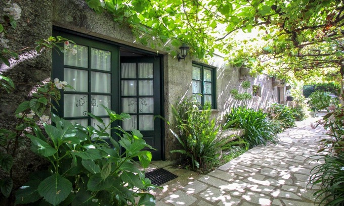 Rates Cottage | House with internet, shared pool and tennis court!