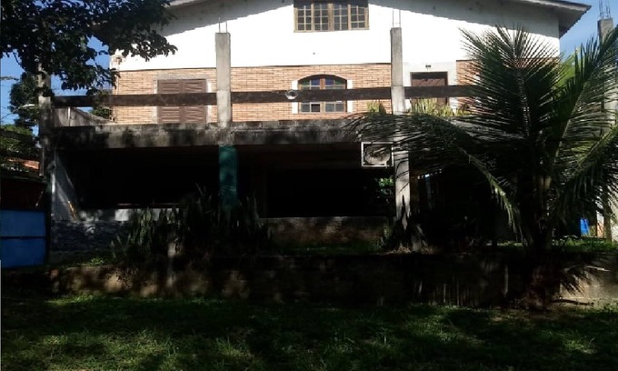 Sao Paulo House | House with large green area with park and dam nearby.