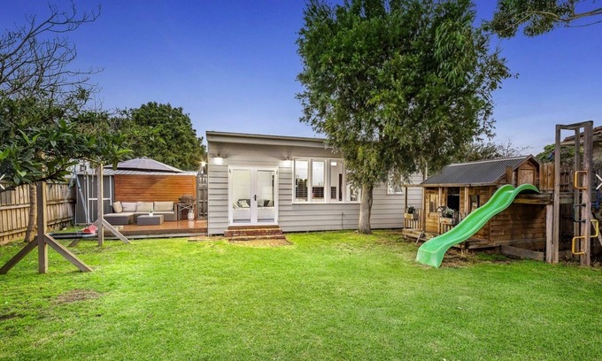 Cheltenham House | House with Large Garden and Backyard Studio