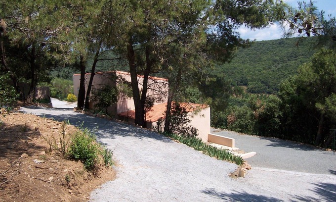 Pierrerue House | house with pool in a pretty hamlet in the middle of pines, oaks .