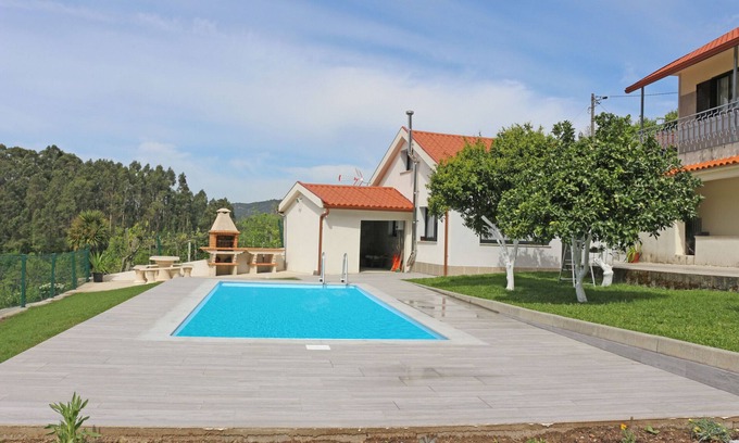 Carvalheira Ski Chalet | House with private pool and mountain views near Gerês