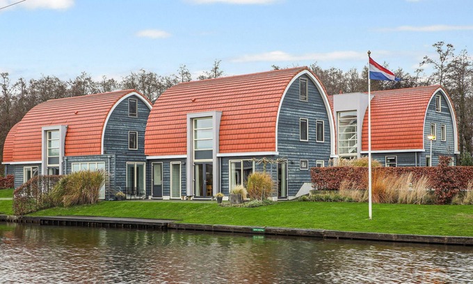 Midlaren House | House with private pool, located on the water