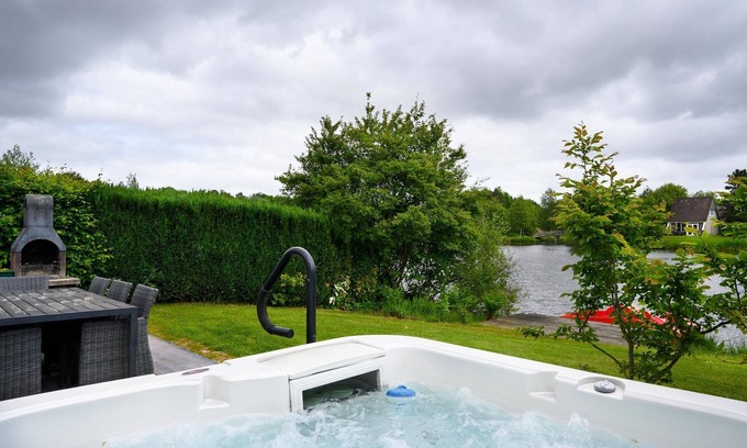 Vlagtwedde House | House with sauna, outdoor spa and pedal boat