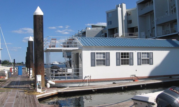 Thompson Square - Bunker Hill Boat Rental | Houseboat in Boston Harbor Wifi A/C/Heat Be rocked to sleep