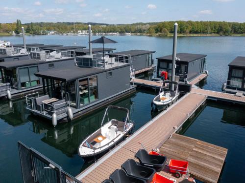 Middelaar Boat Rental | Houseboat Mookerplas with Sauna & Lake View, cleaning included