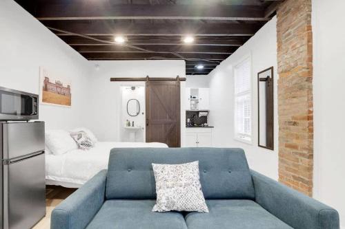 German Village Apartment | Housepitality - The Reichstag Suite - Modern