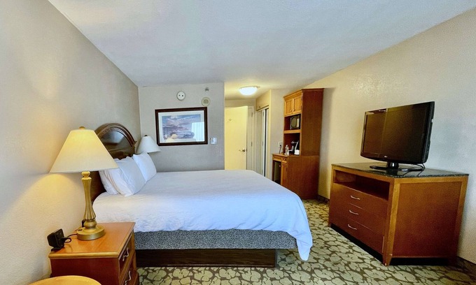 Chinatown House | Houston Comfort with Outdoor Pool, Breakfast, and The Galleria Around the Corner