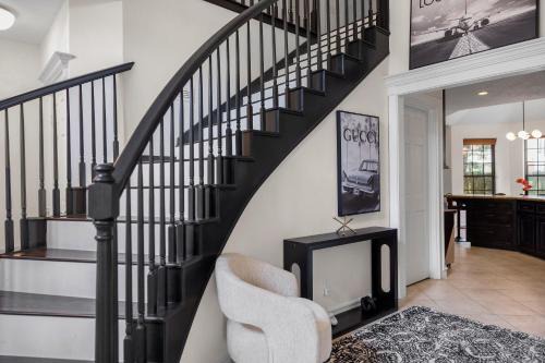 Barker House | Houston Gem with Soaking Tub near Chateau Nouvelle