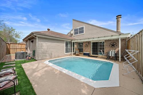 Clodine House | Houston Pool Getaway Games Parking Wifi Pet