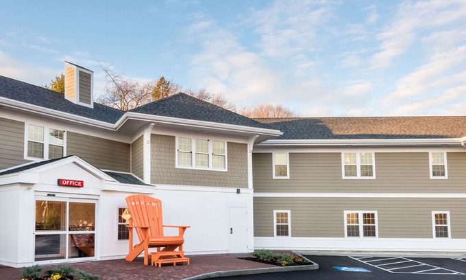 Wollaston Hotel | Howard Johnson by Wyndham Quincy/ Boston