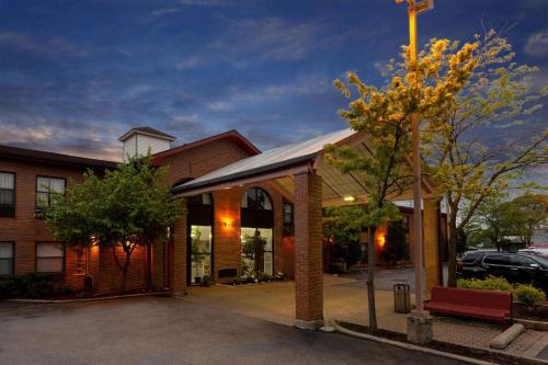 Waukegan Hotel | Howard Johnson by Wyndham Waukegan Great Lakes