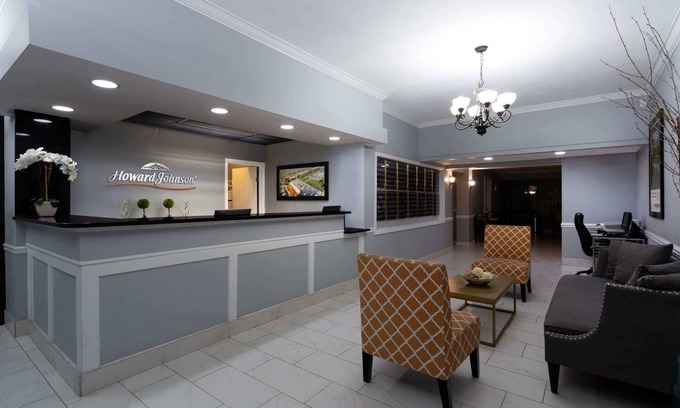 Waukegan Hotel | Howard Johnson by Wyndham Waukegan Great Lakes