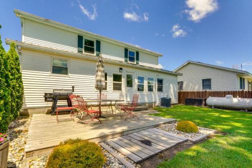 Howe House | Howe Retreat with Fire Pit and Private Boat Dock!