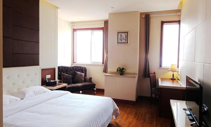 Pichaiyuan Hotel | Hua Qi Kaiserdom Hotel Zhongshan Road St Michael's Cathedral and Zhanqiao Pier Qingdao