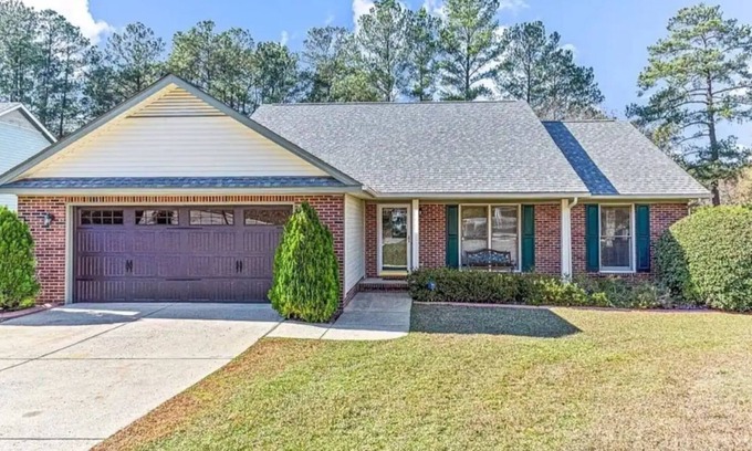 Fayetteville House | Hub of The Town - Home Away Vibes-king size Comfort