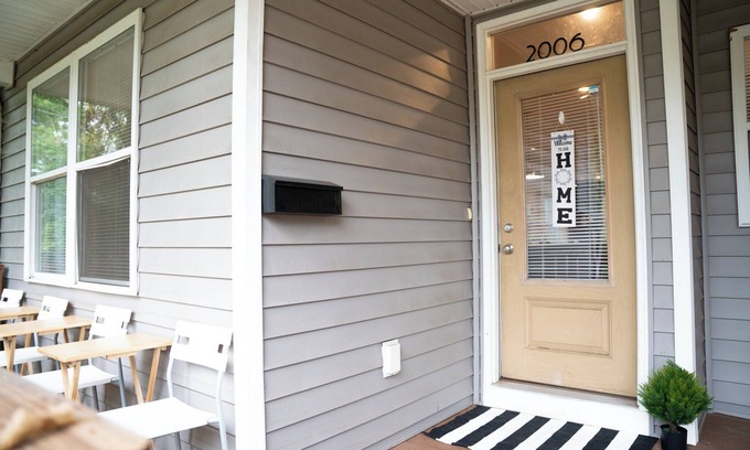 Richmond House | Huge 3BD 3.5BA townhome in Bryd Park with Patio!