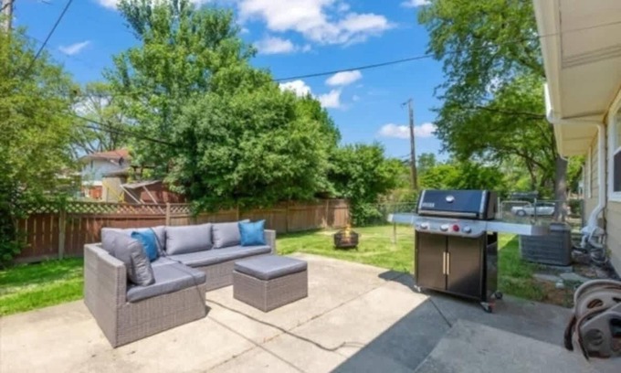 Des Plaines House | Huge 4BR w/Yard | Sleeps 8 | LCP Collection