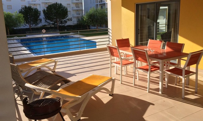 Armacao de Pera Apartment | Huge Apartment.Terrace & Balcony Overlooks Pools+Secure Private Gardens.WiFi &TV