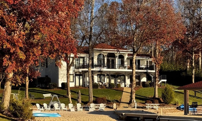 Huddleston House | Huge beach. LOTS of amenities kayaks, boards.