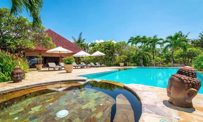 Dencarik Villa | Huge beachfront villa with direct access to the beach!
