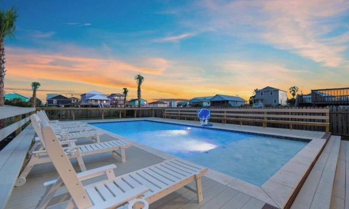 Gulf Shores House | Huge Beachhouse w/Private Pool (Free Heat in Winter)