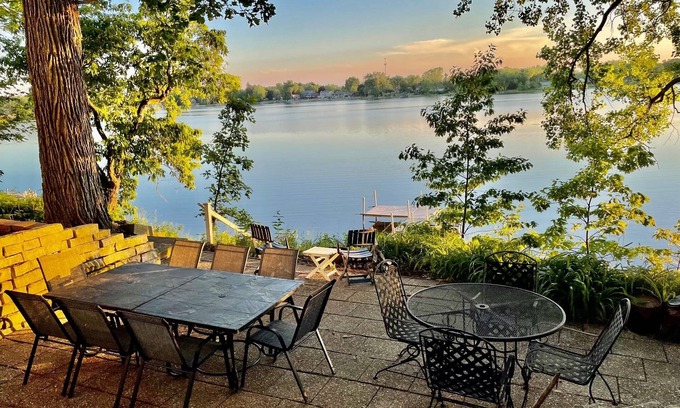 Salem Lakes House | Huge Lake Retreat Spa near Lk Geneva, Wilmot, Gurnee- Swimming, Fishing, Boating