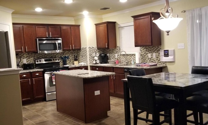 Southside House | Huge spacious home great for a San Antonio Getaway! 5 min from BMT grad!