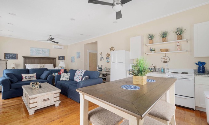 Bristol Apartment | Huge Studio on State St. Bristol - On parade route