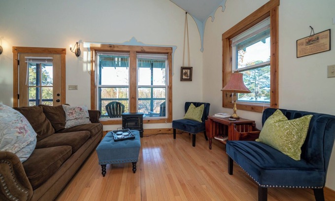 Ore City Cottage | Huguenot Lake Front Cottage on Lake O' the Pines- 2 bedroom, 2 bath with a loft