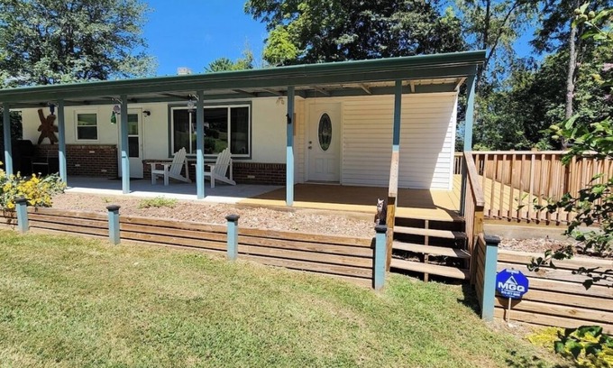 Hendersonville House | Hummingbird HavennCharming 2-bedroom house in Hendersonville with WiFi and AC