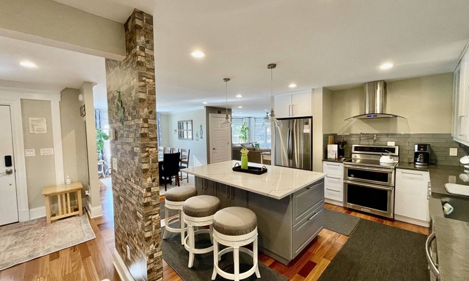 Stroudsburg House | Hummingbird Paradise in Pocono, hot tub,sauna,close to vineyards and ski resort