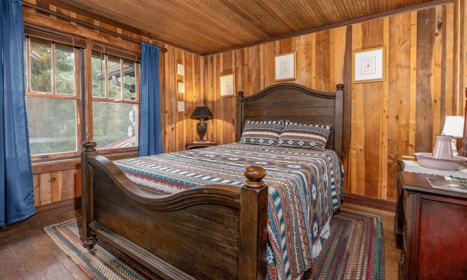 Topton Bed & Breakfast | Hummingbird Suite - Queen Room - 1st level