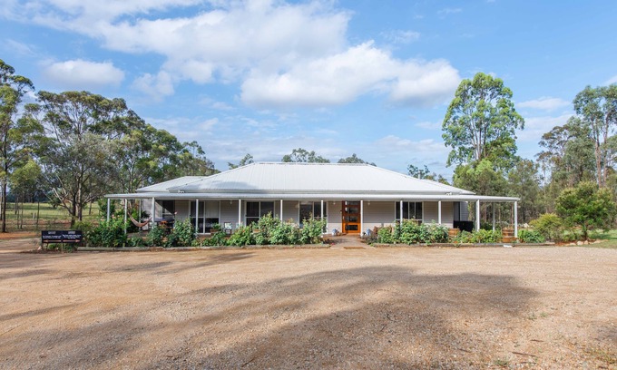 Broke House | Hunter Moon Country Hse | Hunter Valley Luxury Group Stay Firepit/Spa/EVCharger