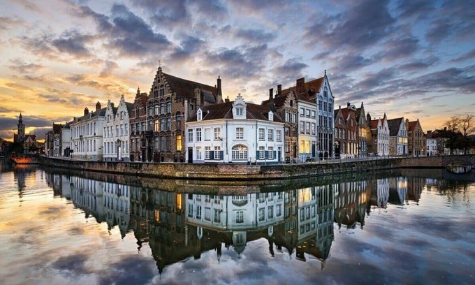 Historical Center Bruges Apartment | Huswell - Apartment in the center with canal view + parking