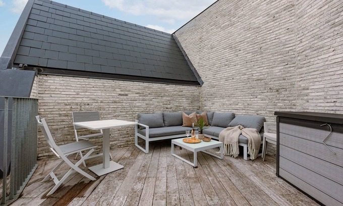 Westende Apartment | Huswell - Wide top-floor apt with private parking