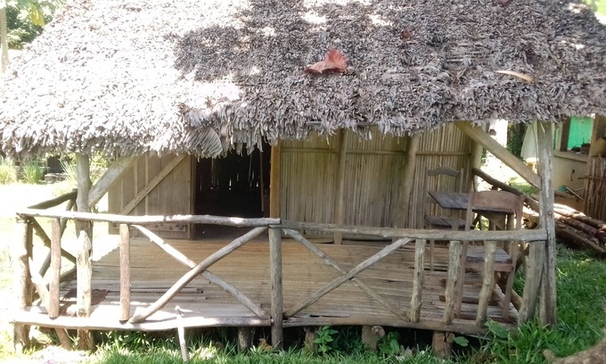 Nosy Tanihely Cabin | HUT GITE TI CASE PIED DANS L'EAU PRESQU'ILE AMBATO FACE NOSY BÉ ET NOSY KOMBA