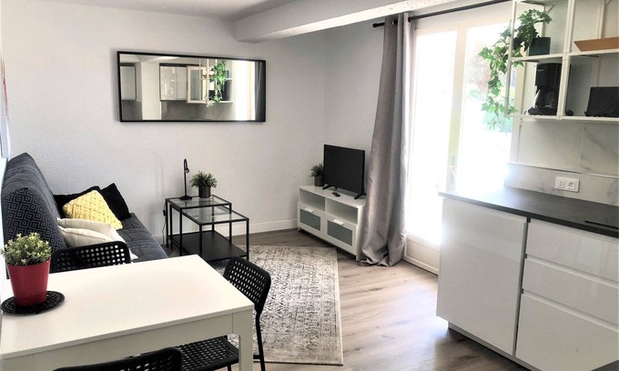 Toulon - Hyeres Apartment | Hyères-Plage, charming F2 in villa, garden, private parking, 150m from beach and port
