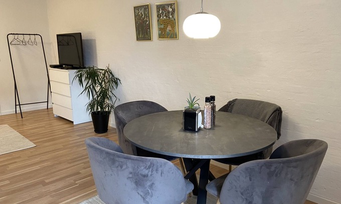 Lynge Apartment | Hyggelig Etværelses Lejlighed på Damgaarden