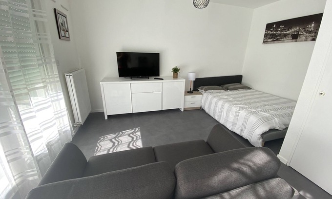 Blatin Apartment | Hyper center apartment refurbished/private covered parking/terrace and WIFI
