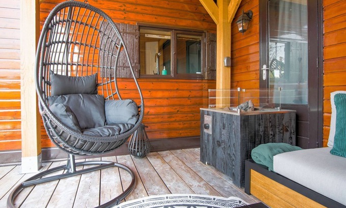 Brouwershaven Ski Chalet | Ibiza style chalet with lounge terrace
