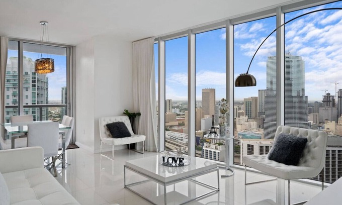 Downtown Miami Apartment | Icon Brickell 2BR Poolside Paradise in the Sky