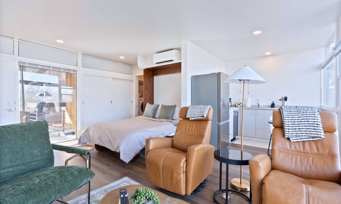 Cliff - Cannon Apartment | Iconic Modern Stay w/Free Parking Walk 2 Hospital