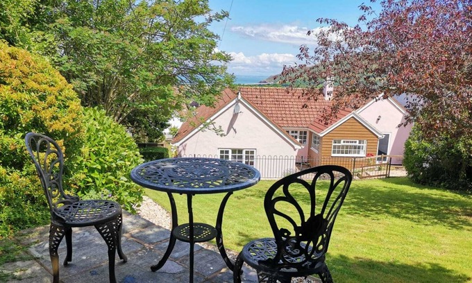 Porlock Cottage | IDEAL EXMOOR LOCATION HOMELY 4 BED HOUSE, GARDEN, SEA VIEWS FAMILY/DOG FRIENDLY!
