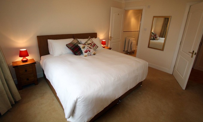Dunbar Apartment | Ideal Family Apartment In Leafy South Edinburgh - no stairs & free parking
